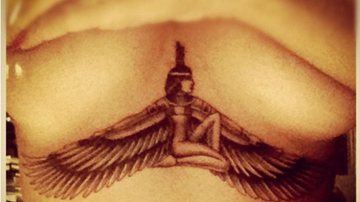 Imagem Rihanna mostra tatuagem no peito para homenagear avó