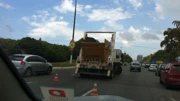 Imagem Caminhão quebrado congestiona Paralela