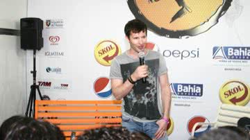 Imagem James Blunt dá show de simpatia no Festival de Verão