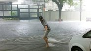Imagem Em meio a temporal, Ashton Kutcher "surfa" nas ruas de SP