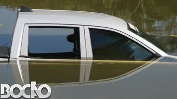 Imagem Carro cai em lagoa da Avenida Paralela