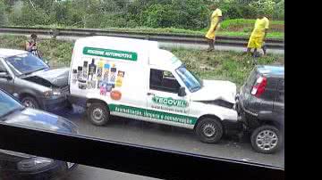 Imagem Engavetamento na BR-324 congestionou o trânsito