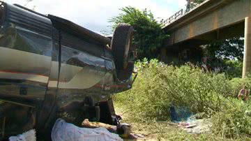 Imagem Carro despenca de ponte e deixa um morto 