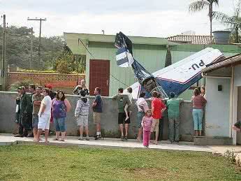 Imagem Avião cai em pátio 