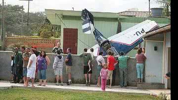 Imagem Avião cai em pátio 