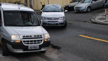 Imagem Cratera causa transtornos aos motoristas