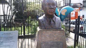 Imagem Nelson Mandela abandonado em Salvador