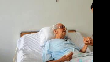 Imagem Dona Canô está internada para fazer cauterização