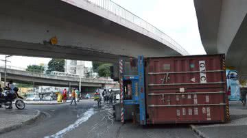 Imagem Caminhão tomba na região do Aquidabã