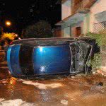 Imagem Carro capota após bater em outro na cidade de Brumado