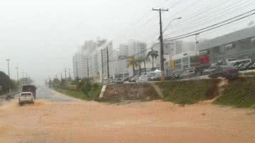Imagem Chuva: dia amanhece 'no escuro' em Salvador