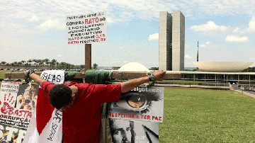 Imagem Homem se amarra a cruz em frente ao Congresso Nacional 