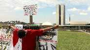 Imagem Homem se amarra a cruz em frente ao Congresso Nacional 