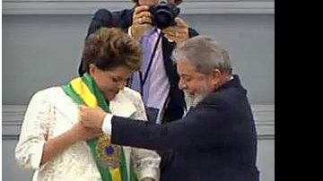 Imagem Dilma recebe faixa de Lula
