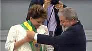 Imagem Dilma recebe faixa de Lula