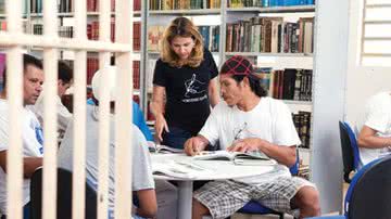 Imagem Defensores públicos lançam livro dentro do Complexo Penitenciário de Salvador 