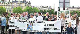 Imagem Familiares de francês morto em Stella Maris fazem protesto em Paris