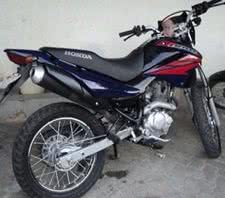 Imagem Polícia prende homem à bordo de uma moto em atitude suspeita