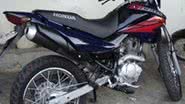 Imagem Polícia prende homem à bordo de uma moto em atitude suspeita
