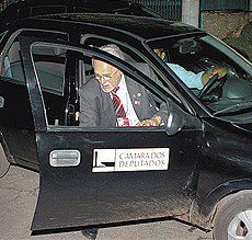 Imagem Ex-deputado usa carro oficial