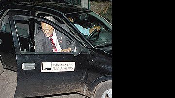 Imagem Ex-deputado usa carro oficial