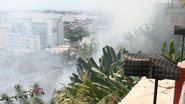 Imagem Fogo atinge vegetação e uma nuvem de fumaça se forma no Carmo