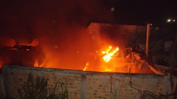 Imagem Incêndio atinge ferro-velho no Lobato 