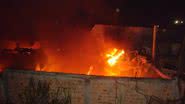Imagem Incêndio atinge ferro-velho no Lobato 