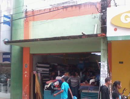 Imagem Loja vendia roupas feitas com lixo hospitalar