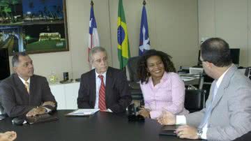 Imagem Margareth discute projeto da Fábrica Cultural com João Henrique