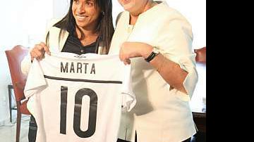 Imagem Marta presenteia Dilma com camisa 10
