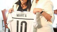 Imagem Marta presenteia Dilma com camisa 10