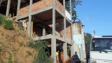 Imagem Sucom embarga obra irregular no Vale do Canela
