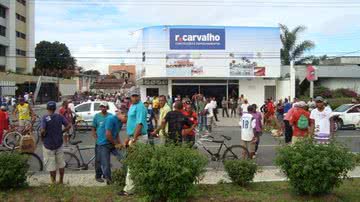 Imagem Trabalhadores da R.Carvalho protestam em Feira de Santana