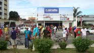 Imagem Trabalhadores da R.Carvalho protestam em Feira de Santana