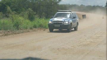 Imagem Seis homens fecham rodovia armados com fuzil
