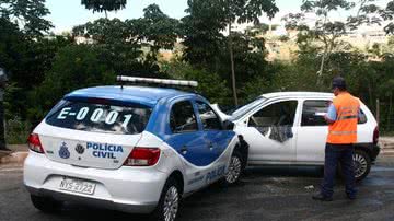 Imagem Acidente grave envolvendo carro da Polícia Civil deixa ferido grave