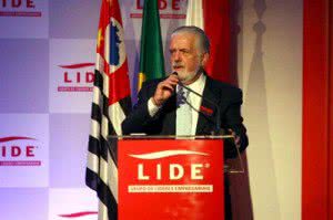 Imagem Jaques Wagner discursa em evento para atrair investimentos ao estado