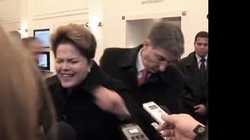Imagem Barra de ferro cai no pé de Dilma durante entrevista na Alemanha