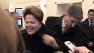 Imagem Barra de ferro cai no pé de Dilma durante entrevista na Alemanha