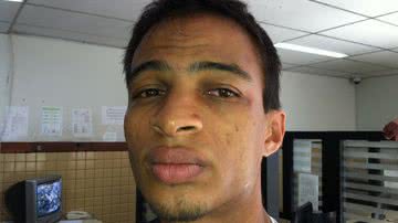 Imagem Homem preso dentro de casa com arma e drogas