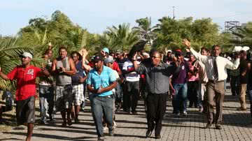 Imagem Manifestantes iniciam protesto na Assembleia
