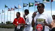 Imagem Professores grevistas protestam na Assembleia