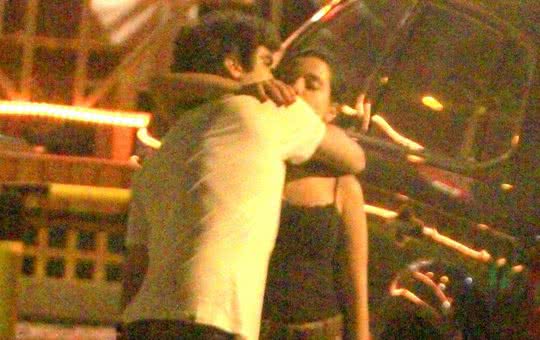 Imagem Caio Castro e Giovanna Lancellotti trocam carinhos durante jantar