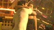 Imagem Caio Castro e Giovanna Lancellotti trocam carinhos durante jantar
