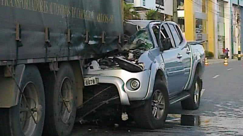 Imagem Motorista perde controle de carro e colide em carreta 