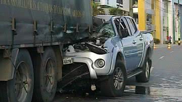 Imagem Motorista perde controle de carro e colide em carreta 