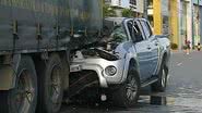 Imagem Motorista perde controle de carro e colide em carreta 