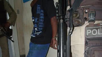 Imagem Adolescente é apreendido com armas e máscara para assalto
