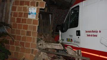 Imagem Ambulância desgovernada invade residência em Itamaraju